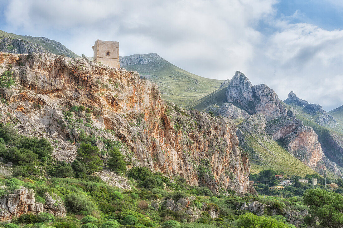 Wehrturm und Berglandschaft, Macari, San Vito lo Capo, Sizilien, Italien, Mittelmeer, Europa