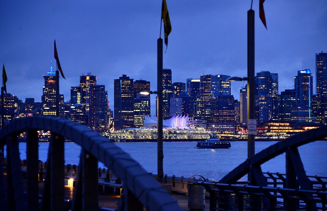 Abendlicher Blick auf die Downtown aus North-Vancouver, British Columbia, Kanada West