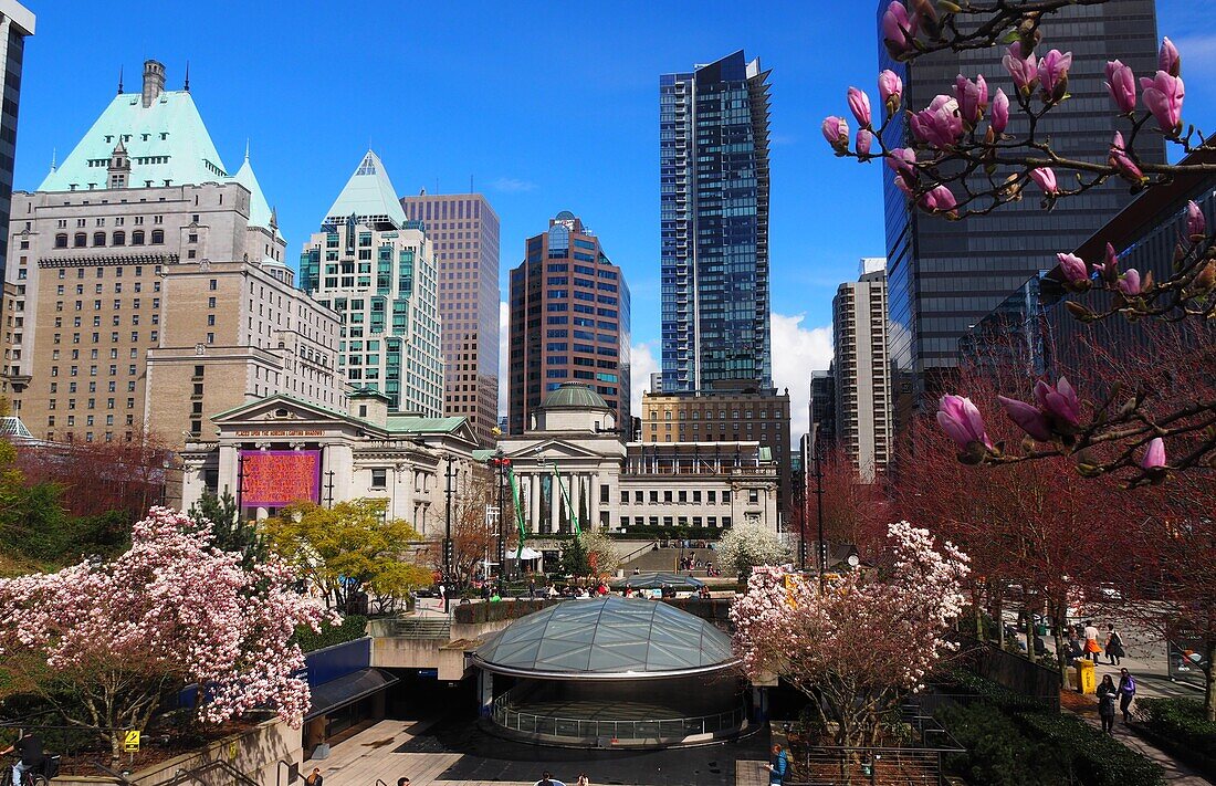 am Robson Square in Downtown, Vancouver, British Columbia, Kanada West