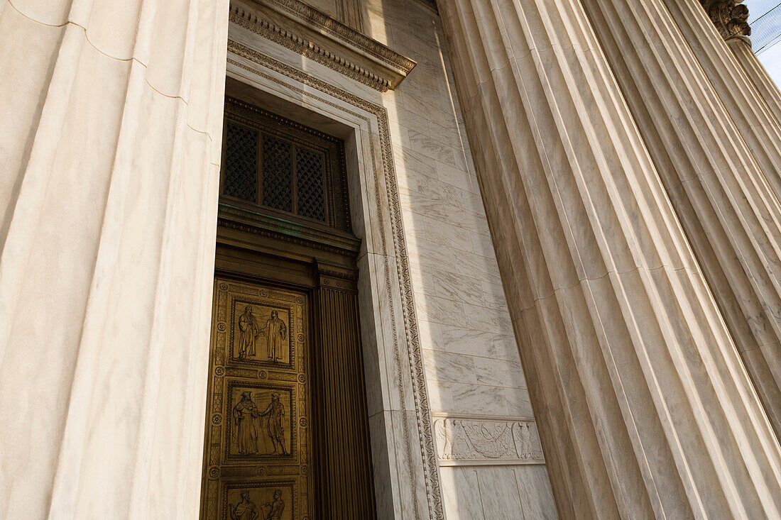 USA, DC, Washington, Columns and entrance of US Supreme Court