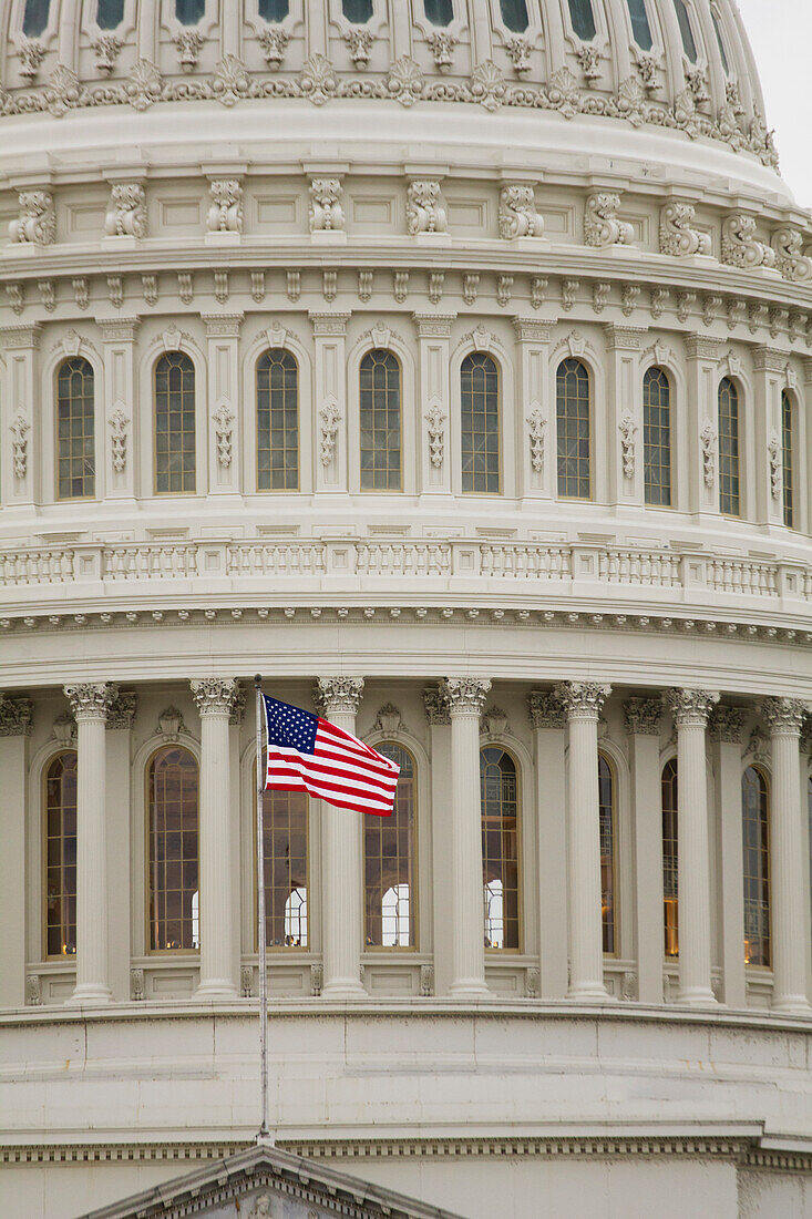 USA, DC, Washington, amerikanische Flagge am US Capitol Building