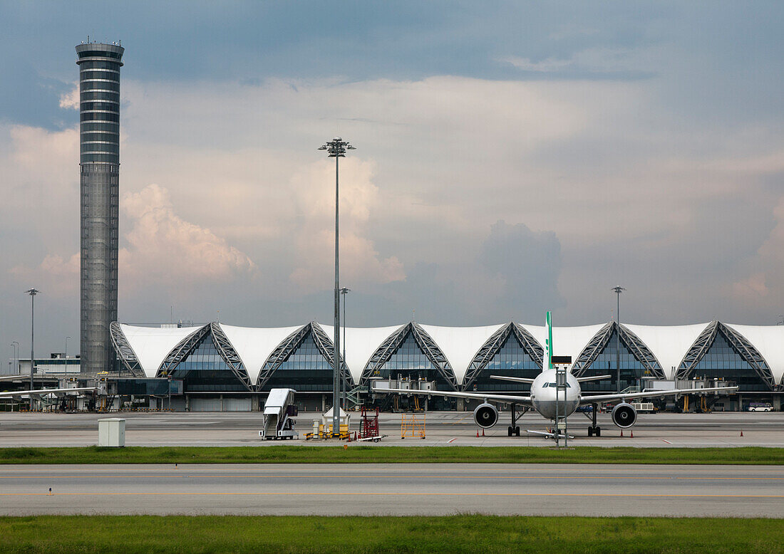 Thailand, Bangkok, Flugzeug auf dem Rollfeld des Flughafens
