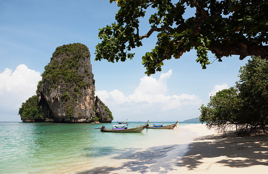 Thailand, Krabi, Longtail-Boote am Railay Beach