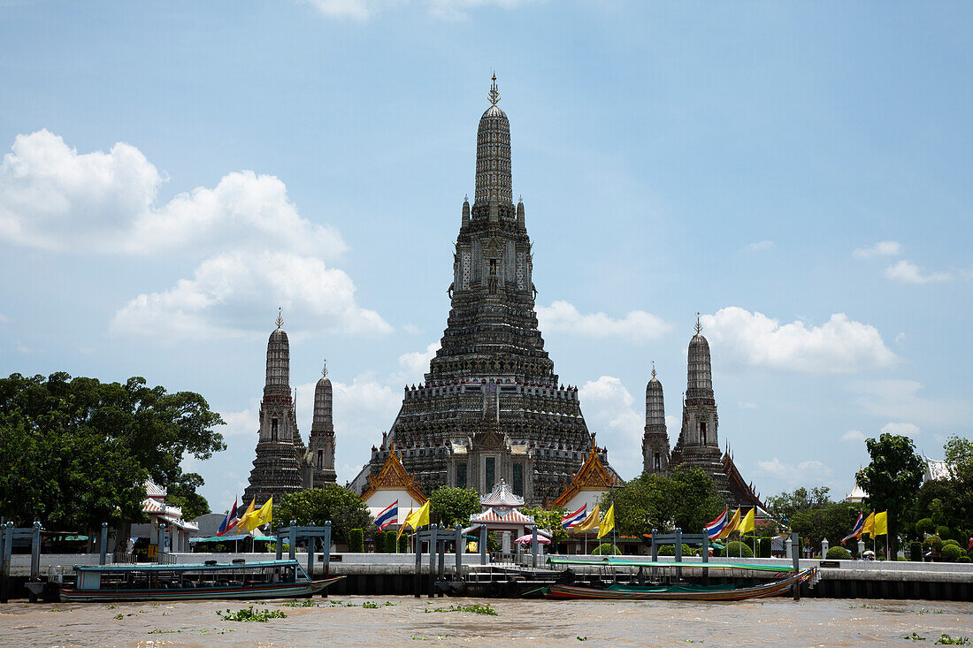 Thailand, Bangkok, Wat Arun and boats on Phraya River
