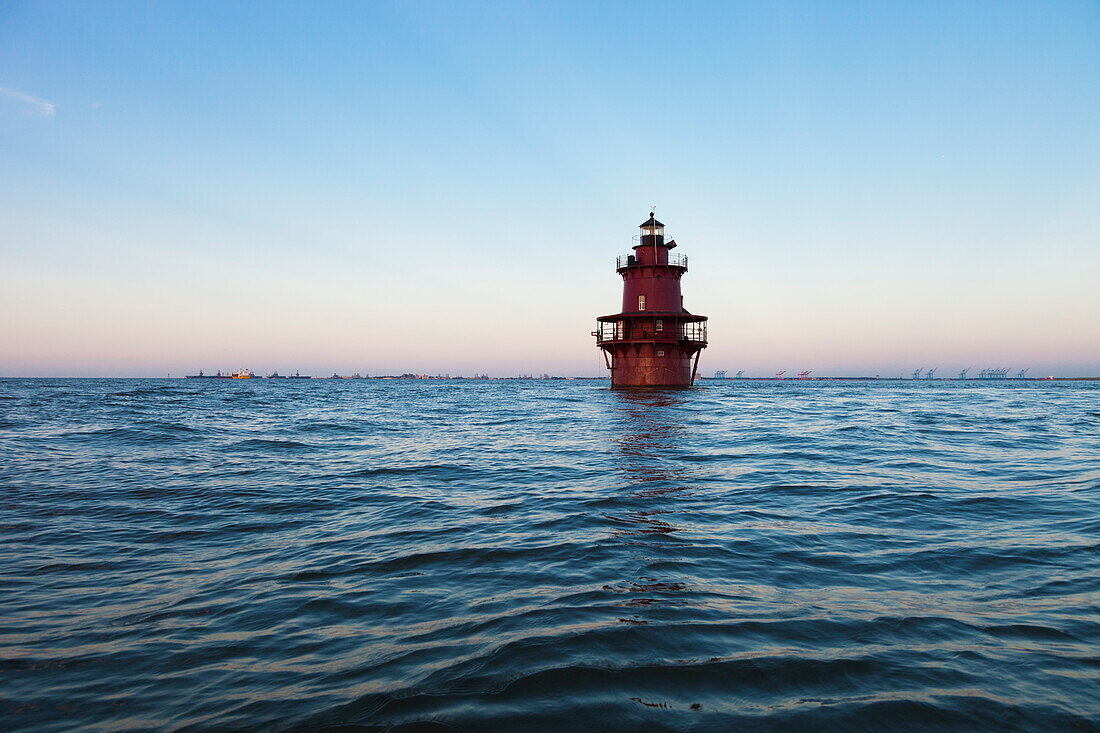 USA, Virginia, Newport News, Red lighthouse in sea