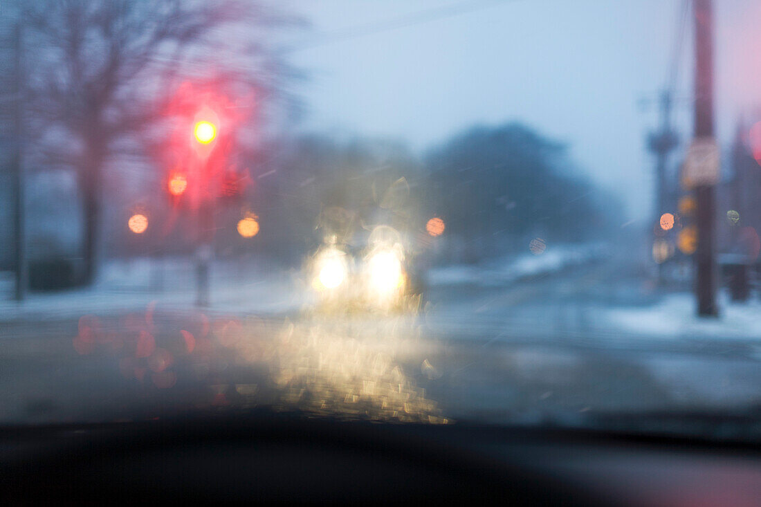 Vereinigte Staaten, Virginia, Straße während des Schneesturms vom Auto aus gesehen