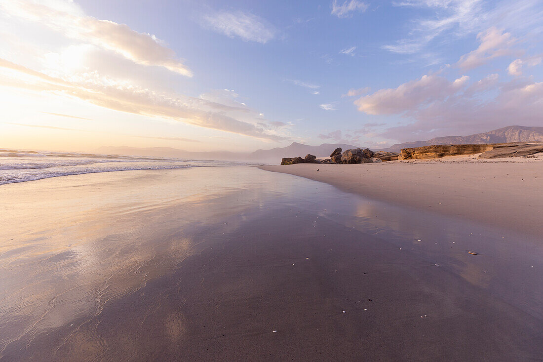 Südafrika, Hermanus, Sopiesklip Strand im Naturschutzgebiet Walker Bay