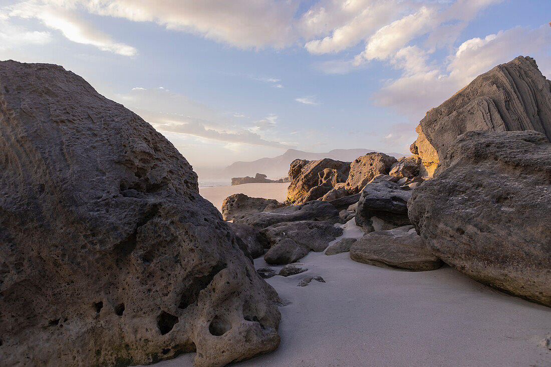 Südafrika, Hermanus, Felsformationen am Strand von Sopiesklip im Walker Bay Nature Reserve