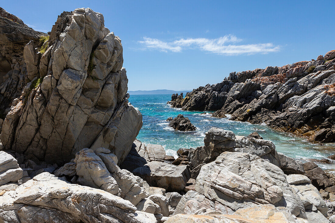 Südafrika, De Kelders, felsige Küste des Atlantischen Ozeans