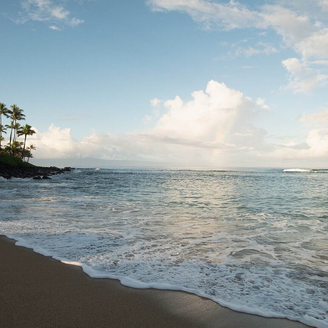 United States, Hawaii, West Maui, Empty beach with horizon