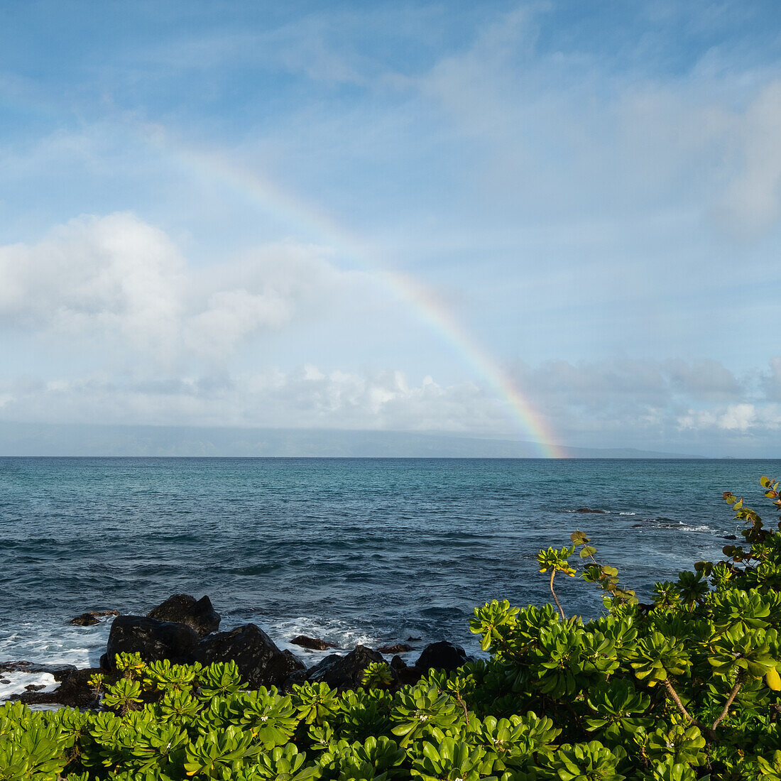 Vereinigte Staaten, Hawaii, Maui, Regenbogen am Meereshorizont