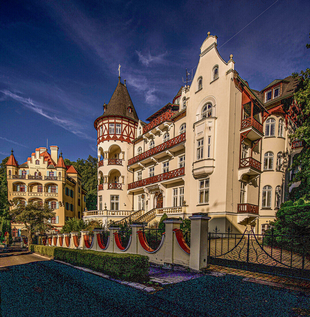 Villa Ritter (1897) und Haus Trocnov (1897-1899) im Morgenlicht, Westend von Karlsbad, Karlovy Vary, Tschechische Republik