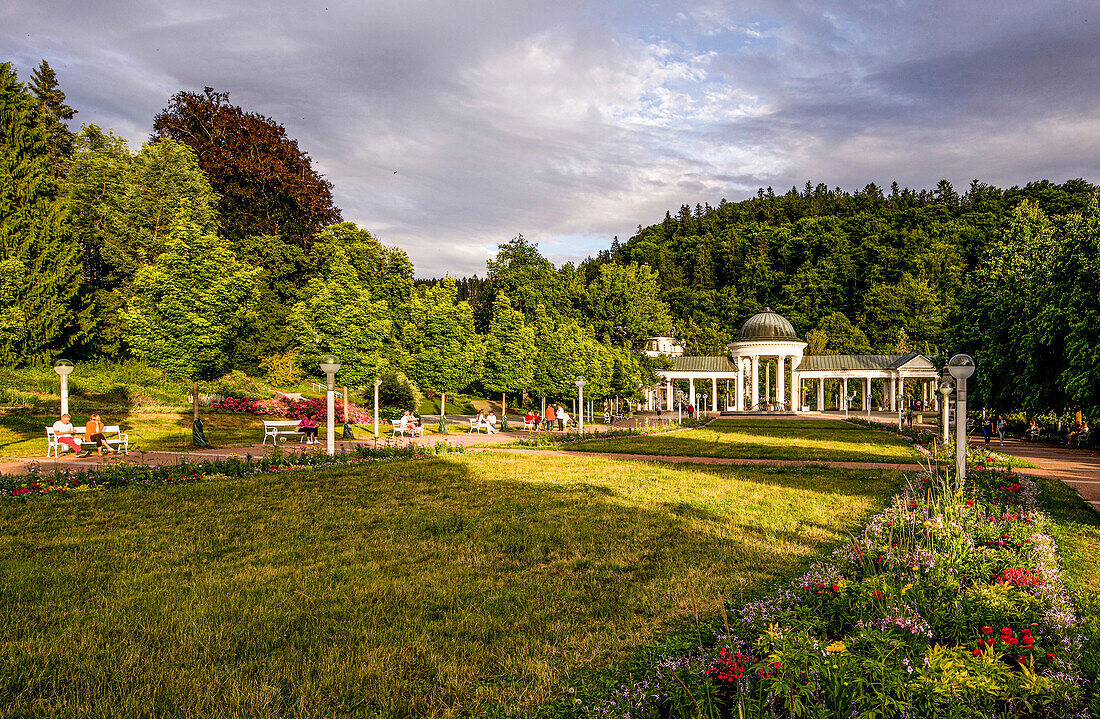 Abendstimmung auf der Kurpromenade vor der Karolinen-Kolonnade, Marienbad, Mariánské Lázne; Tschechische Republik