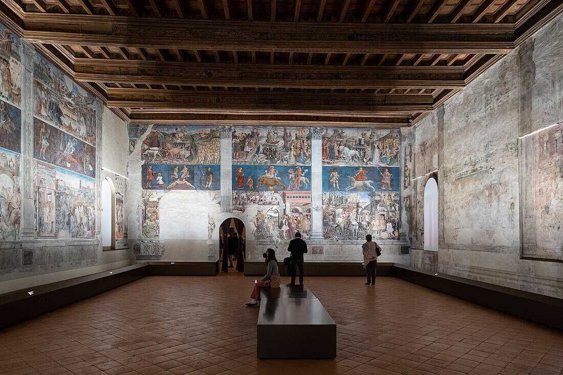 Blick auf die Wandgemälde der Monatsbilder im Palazzo Schifanoia in Ferrara, Emilia Romagna, Italien, Europa\n\n