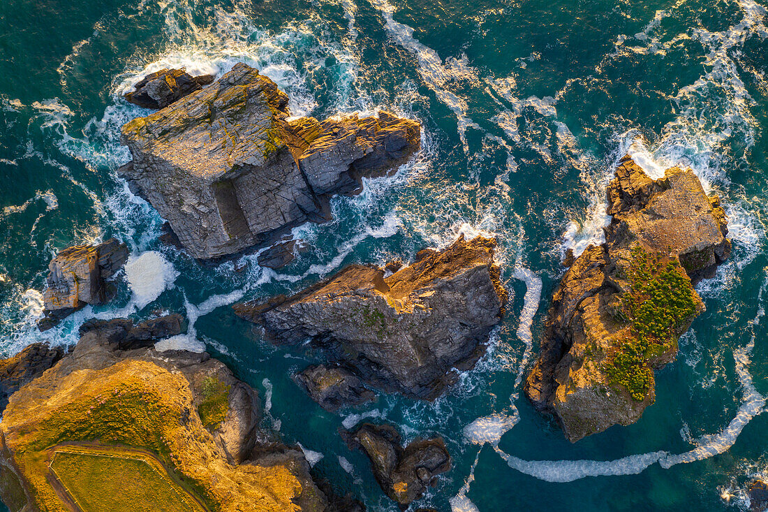 Luftaufnahme der Minnows-Inseln in der Nähe von Porthcothan an der Nordküste von Cornwall, England, Vereinigtes Königreich, Europa