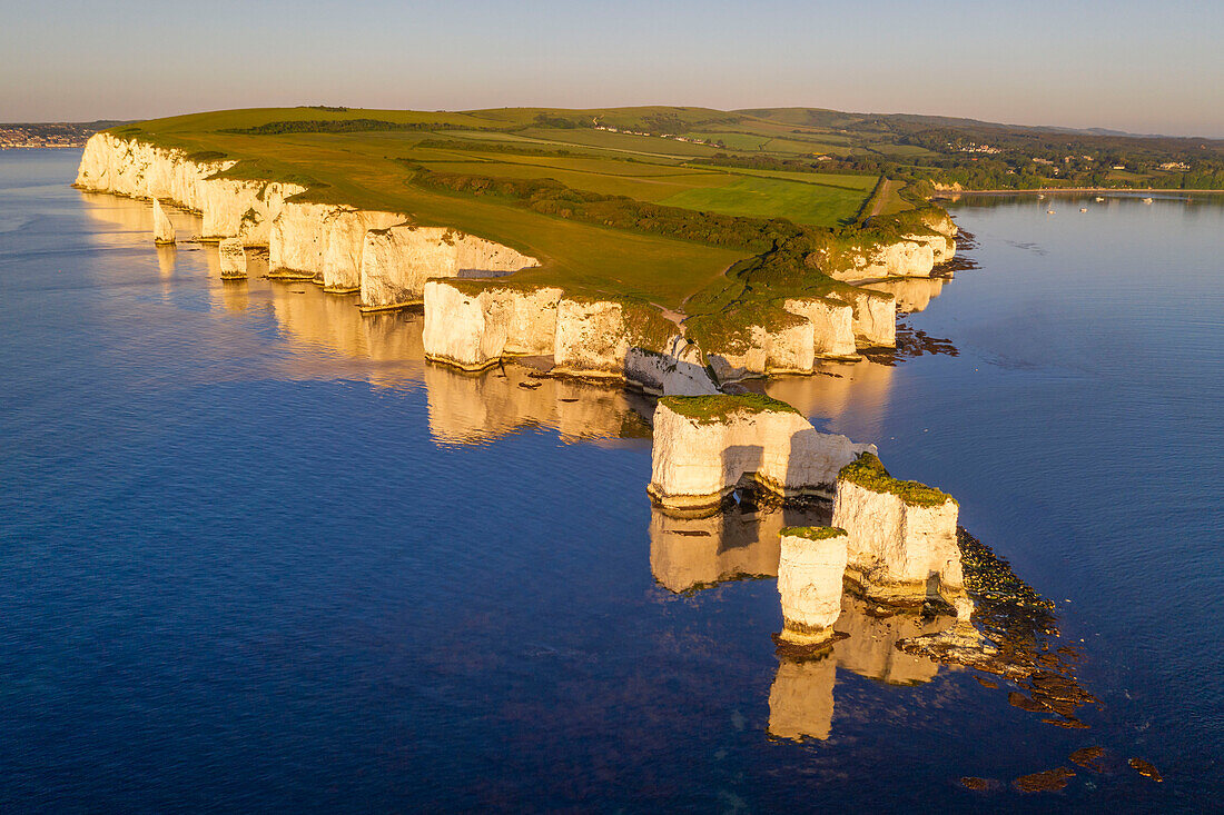 Luftaufnahme von Old Harry Rocks an der Jurassic Coast, UNESCO-Weltkulturerbe, Studland, Dorset, England, Vereinigtes Königreich, Europa