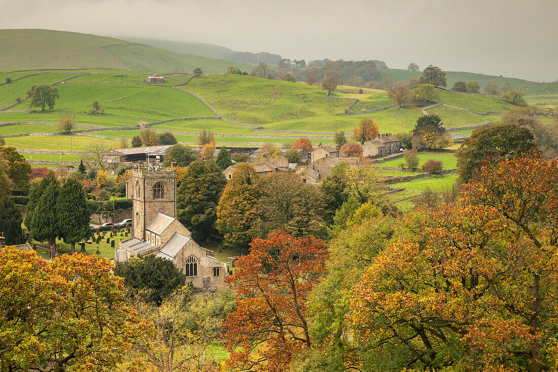 Herbstfarben umgeben St. Wilfrid's Church in den Yorkshire Dales Dorf Burnsall, Wharfedale, North Yorkshire, England, Vereinigtes Königreich, Europa