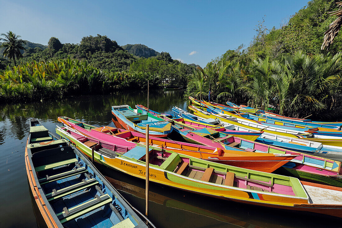 Touristische Ausflugsboote am Fluss Pute in der Karstkalkregion, Rammang-Rammang, Maros, Süd-Sulawesi, Indonesien, Südostasien, Asien