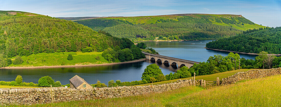 Blick auf Ladybower Reservoir mit Bamford Edge in der Ferne sichtbar, Nationalpark Peak District, Derbyshire, England, Vereinigtes Königreich, Europa