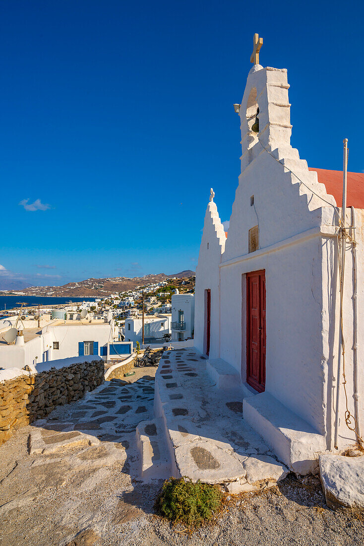 Blick auf die weiß getünchte Kapelle mit Blick auf die Stadt, Mykonos-Stadt, Mykonos, Kykladen, griechische Inseln, Ägäis, Griechenland, Europa