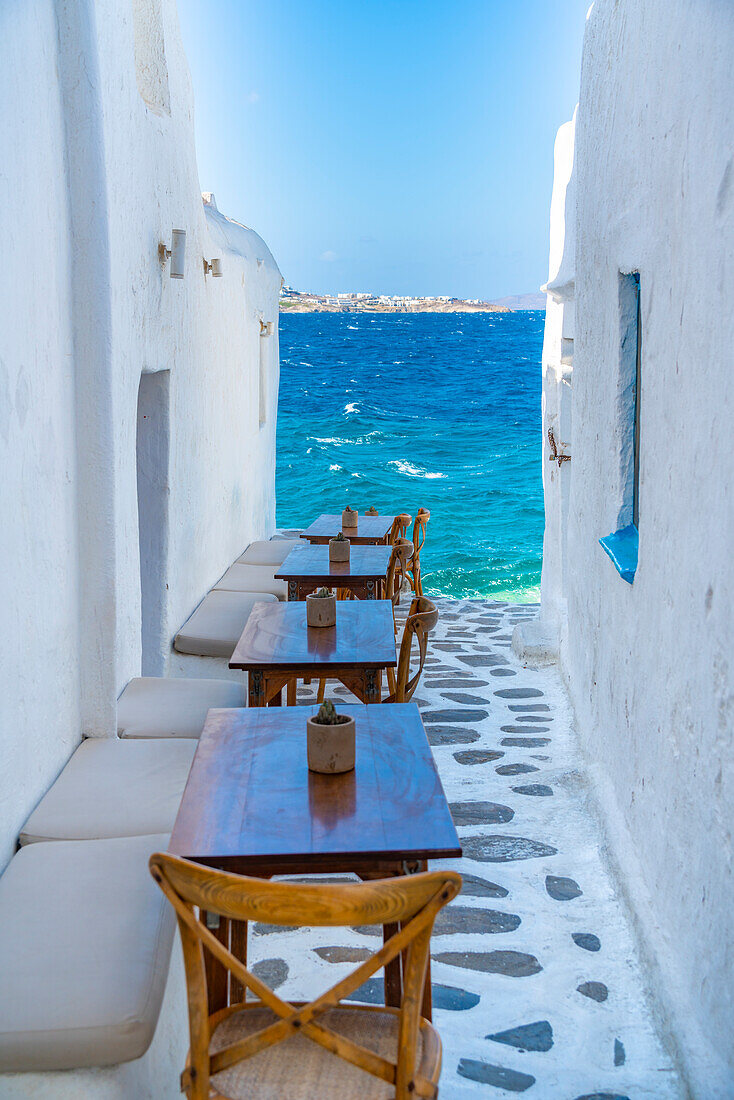 Blick auf das Meer und die Tische im Restaurant in Mykonos-Stadt, Mykonos, Kykladen, griechische Inseln, Ägäis, Griechenland, Europa