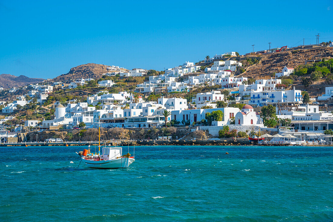 Blick auf Boote im Hafen, Mykonos-Stadt, Mykonos, Kykladen, griechische Inseln, Ägäis, Griechenland, Europa