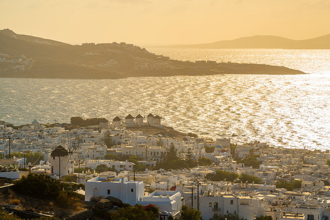 Blick auf Mühlen und Meer, Mykonos-Stadt, Mykonos, Kykladen, griechische Inseln, Ägäis, Griechenland, Europa