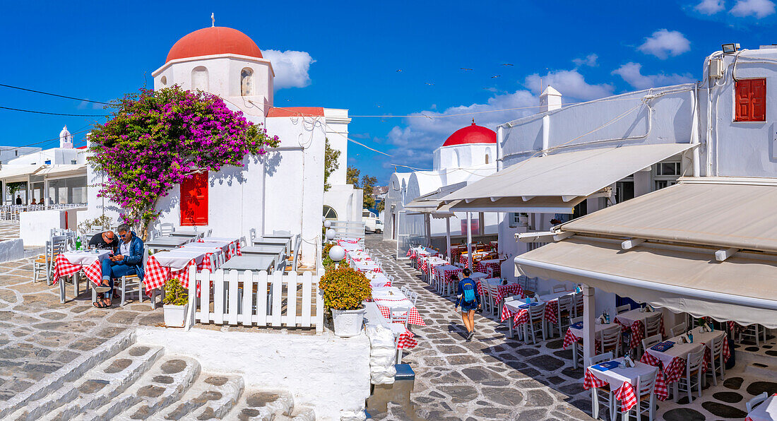 Blick auf rote gewölbte Kapellen und Restaurant in Mykonos-Stadt, Mykonos, Kykladen, griechische Inseln, Ägäis, Griechenland, Europa