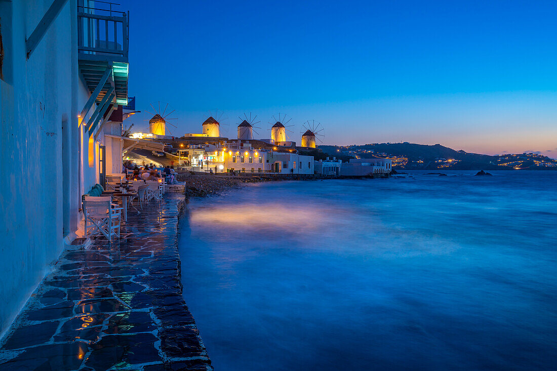 Blick auf Windmühlen von Klein-Venedig in Mykonos-Stadt bei Nacht, Mykonos, Kykladen, griechische Inseln, Ägäis, Griechenland, Europa
