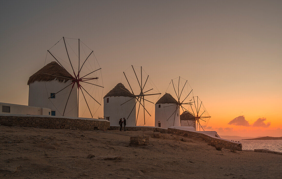 Blick auf die Windmühlen in Mykonos-Stadt bei Sonnenuntergang, Mykonos, Kykladen, griechische Inseln, Ägäis, Griechenland, Europa