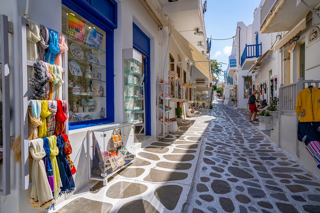 Blick auf die Geschäfte auf der schmalen Straße, Mykonos-Stadt, Mykonos, Kykladen, griechische Inseln, Ägäis, Griechenland, Europa