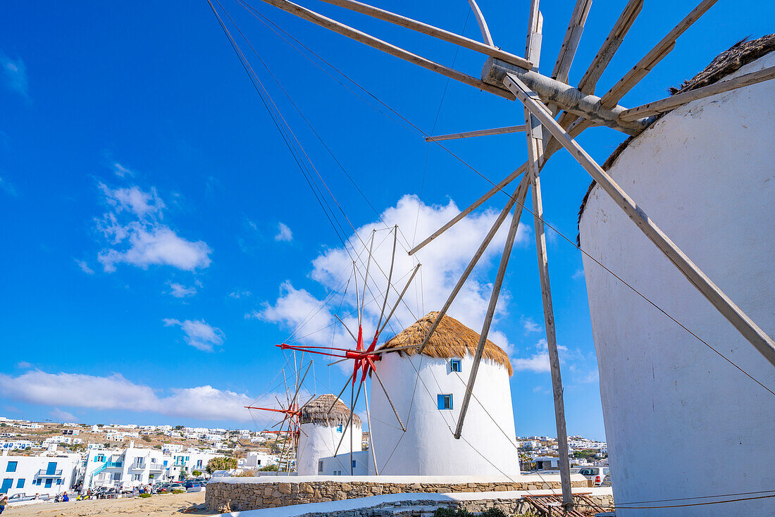 Blick auf Windmühlen und Stadt im Hintergrund, Mykonos-Stadt, Mykonos, Kykladen, griechische Inseln, Ägäis, Griechenland, Europa