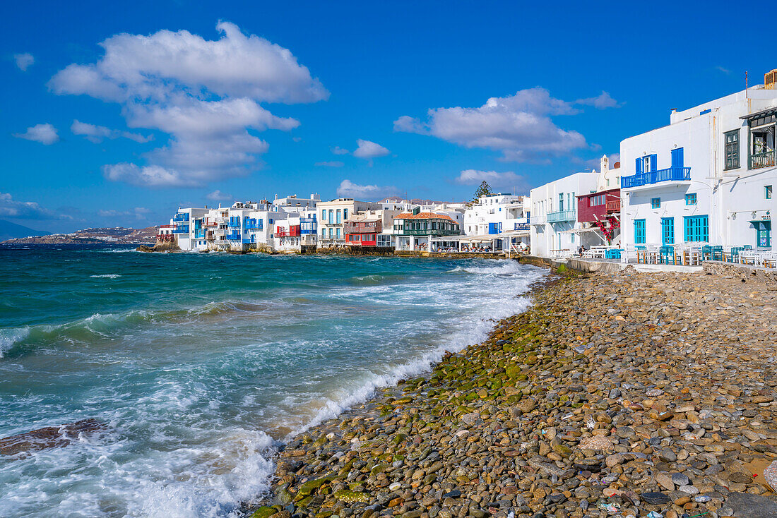 Blick auf Kiesstrand und Restaurants in Klein-Venedig, Mykonos-Stadt, Mykonos, Kykladen, griechische Inseln, Ägäis, Griechenland, Europa