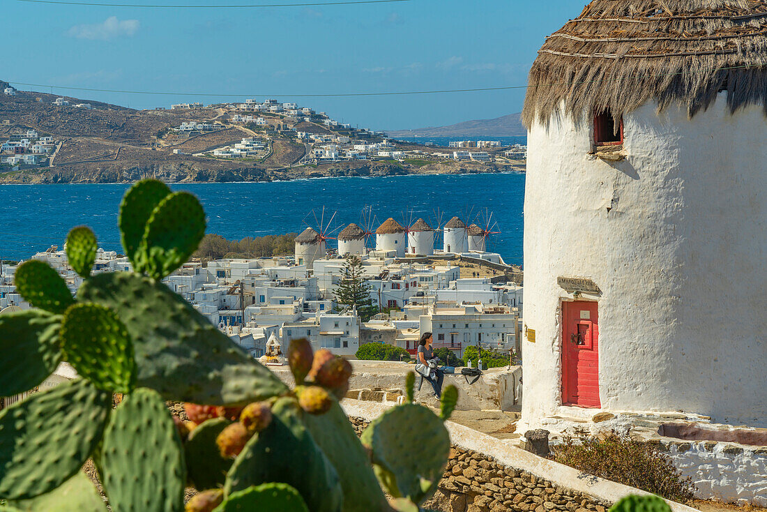 Erhöhten Blick auf Windmühlen und Stadt, Mykonos-Stadt, Mykonos, Kykladen, griechische Inseln, Ägäis, Griechenland, Europa