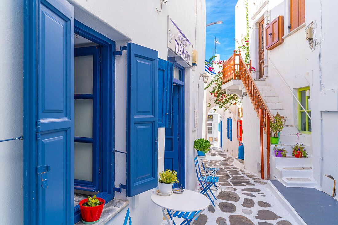 Blick auf die gepflasterte Straße und Café, Mykonos-Stadt, Mykonos, Kykladen, griechische Inseln, Ägäis, Griechenland, Europa