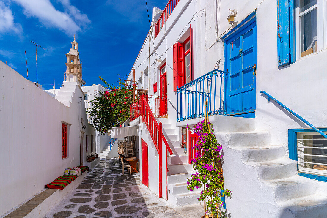 Blick auf weiß getünchte gepflasterte Straße, Mykonos-Stadt, Mykonos, Kykladen, griechische Inseln, Ägäis, Griechenland, Europa