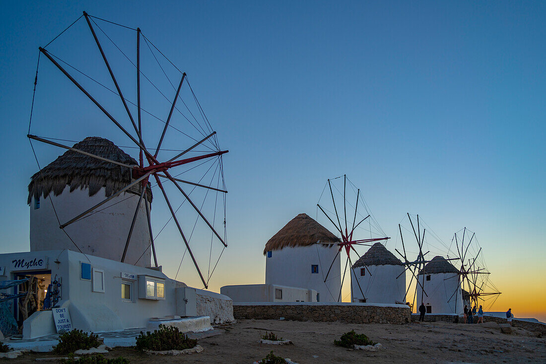 Blick auf Windmühlen bei Sonnenuntergang, Mykonos-Stadt, Mykonos, Kykladen, griechische Inseln, Ägäis, Griechenland, Europa