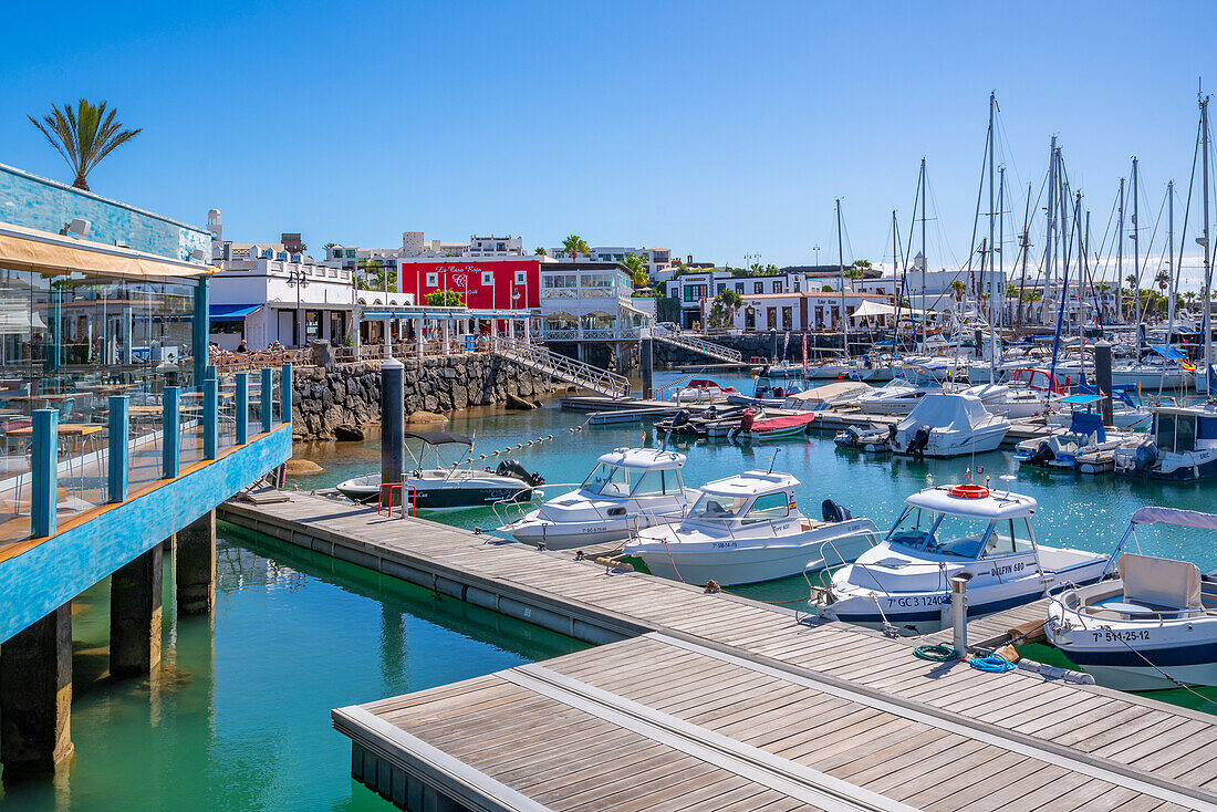 Blick auf Boote und Restaurants in Rubicon Marina, Playa Blanca, Lanzarote, Kanarische Inseln, Spanien, Atlantik, Europa