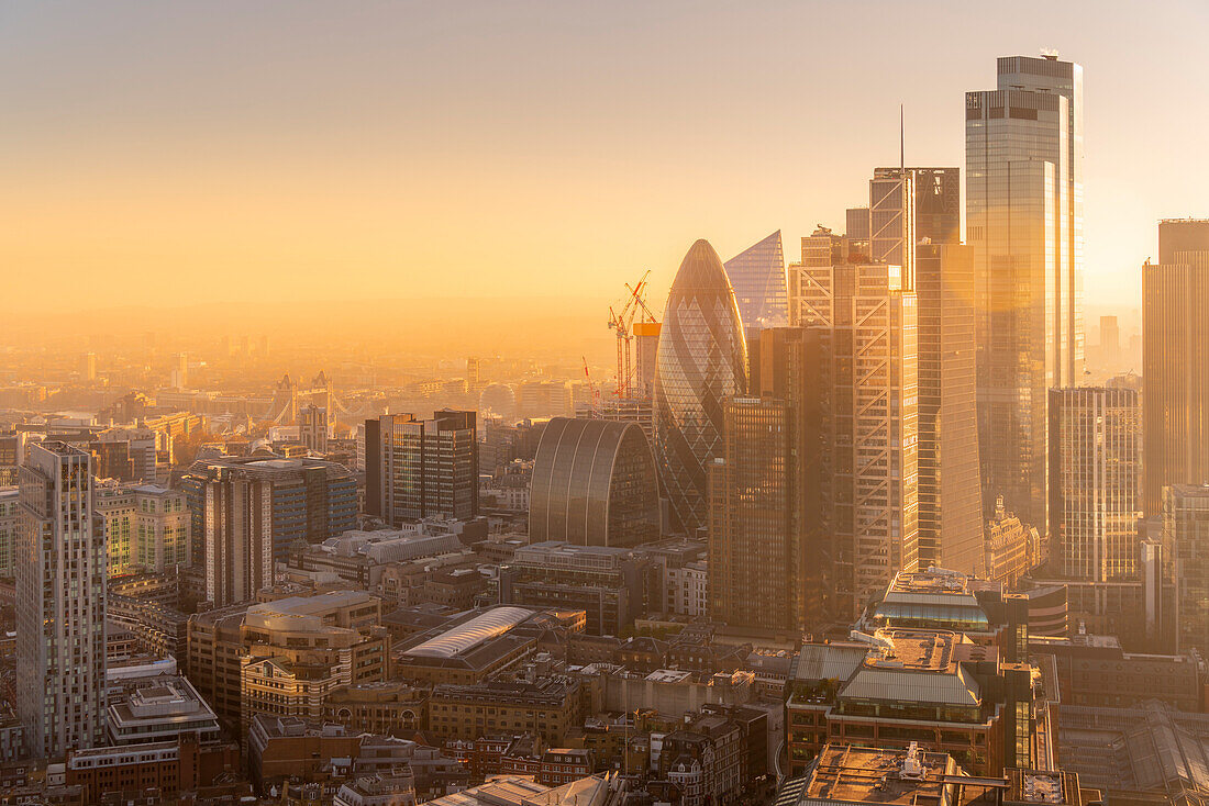 Blick auf die Wolkenkratzer der City of London und die Tower Bridge zur goldenen Stunde vom Principal Tower, London, England, Vereinigtes Königreich, Europa