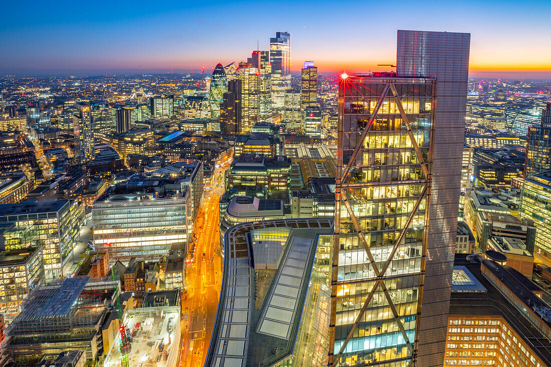 Blick auf die Wolkenkratzer der City of London in der Abenddämmerung vom Principal Tower, London, England, Vereinigtes Königreich, Europa