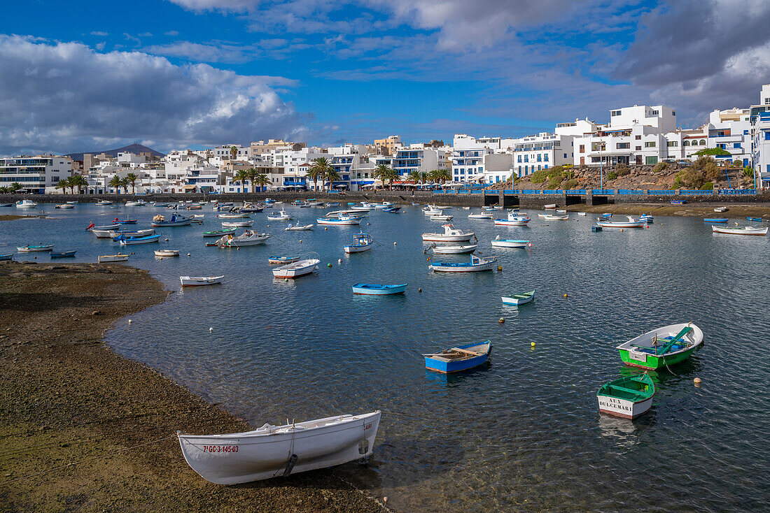 Blick auf Baha de Arrecife Marina und umgeben von Geschäften, Bars und Restaurants, Arrecife, Lanzarote, Kanarische Inseln, Spanien, Atlantik, Europa