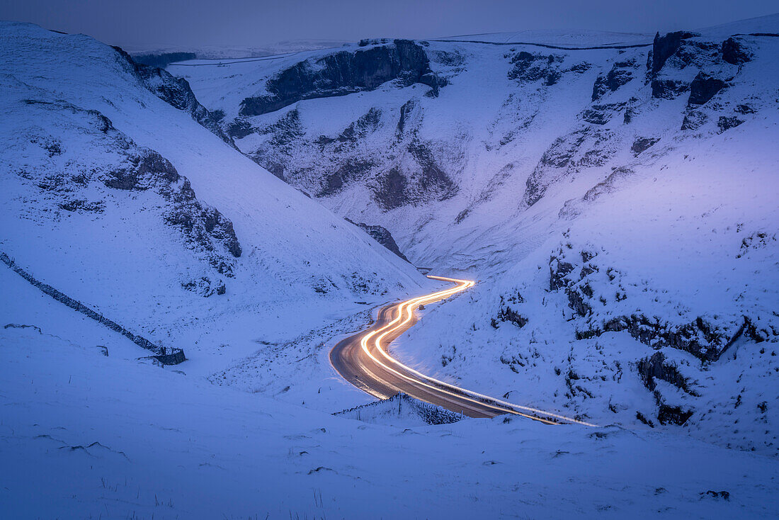 Blick auf Trail Lights auf schneebedeckten Winnats Pass in der Nähe von Castleton, Derbyshire, England, Vereinigtes Königreich, Europa