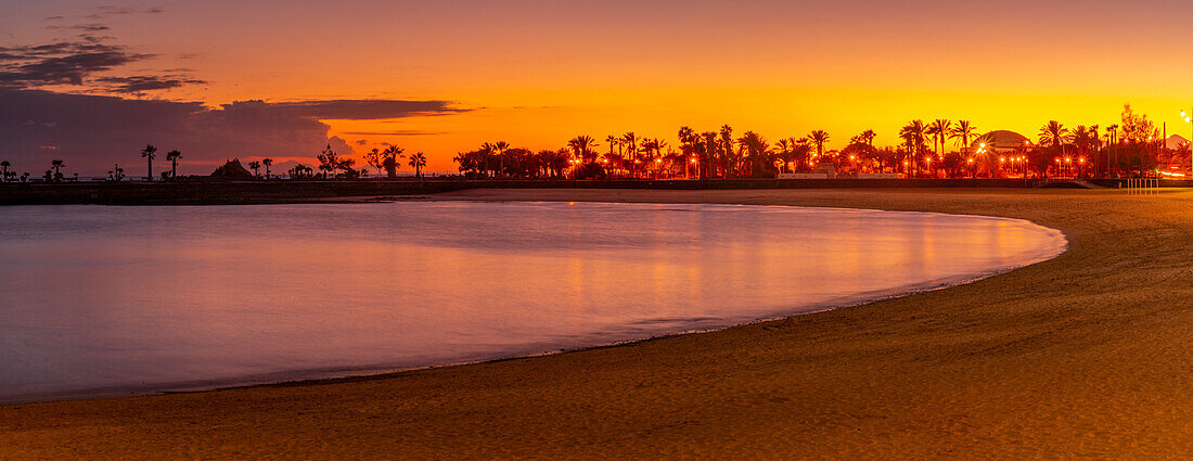 Blick auf den Strand Playa del Reducto bei Sonnenuntergang, Arrecife, Lanzarote, Kanarische Inseln, Spanien, Atlantik, Europa