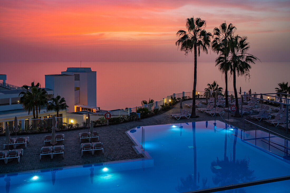 Blick auf den Hotelpool und den Atlantik bei Sonnenuntergang, Playa de Puerto Rico, Gran Canaria, Kanarische Inseln, Spanien, Atlantik, Europa