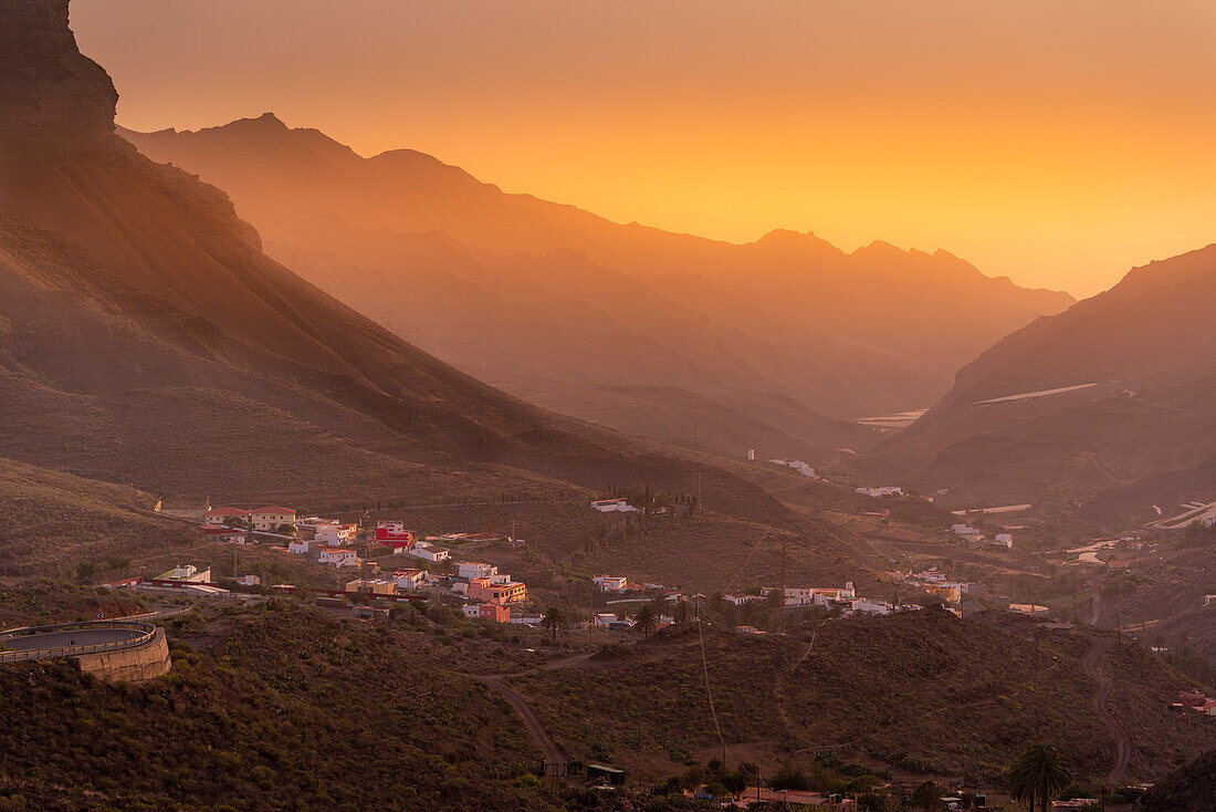 Blick auf die Berglandschaft während der goldenen Stunde in der Nähe von Tasarte, Gran Canaria, Kanarische Inseln, Spanien, Atlantik, Europa
