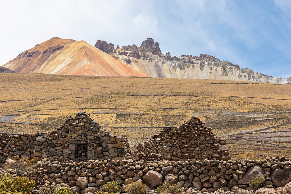 Verlassenes Dorf in der Nähe von Coqueza, einer kleinen Stadt in der Nähe des Vulkans Thunupa, Salar de Uyuni, Bolivien, Südamerika