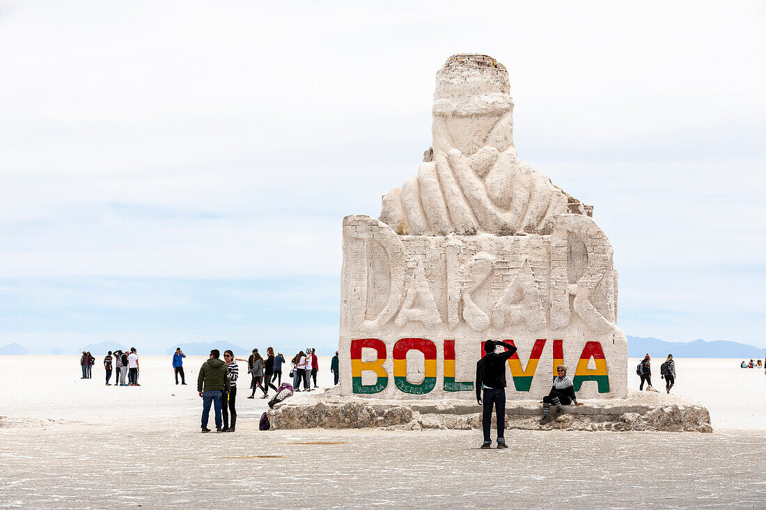 Einladende Statue auf dem Display auf den Salinen, Salar de Uyuni, Provinz Daniel Campos, Bolivien, Südamerika