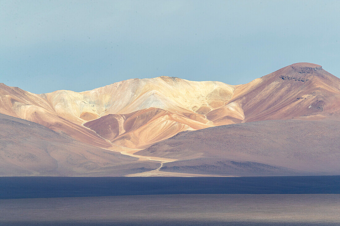 Sonnenuntergang über einem endorheischen Salzsee im Altiplano, Eduardo Avaroa Andean Fauna National Reserve, Bolivien, Südamerika