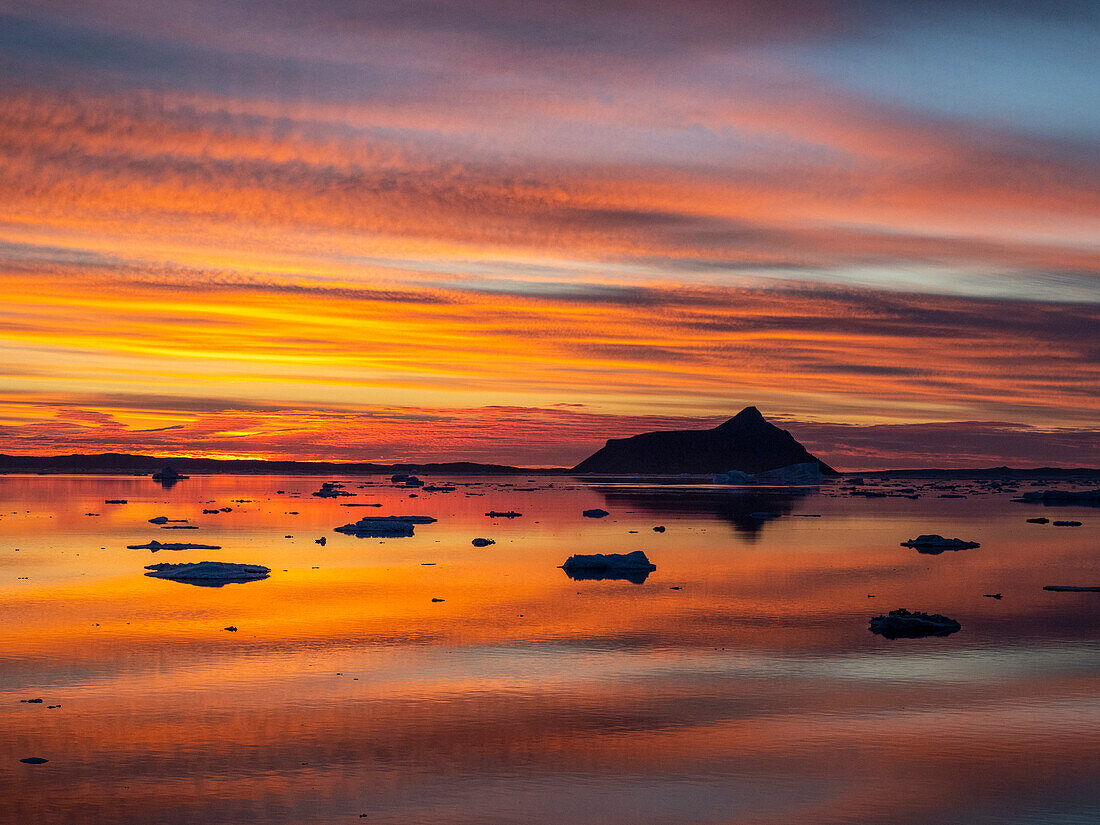 Sonnenuntergang über Tafel- und Gletschereis in der Nähe von Snow Hill Island, Weddellmeer, Antarktis, Polarregionen