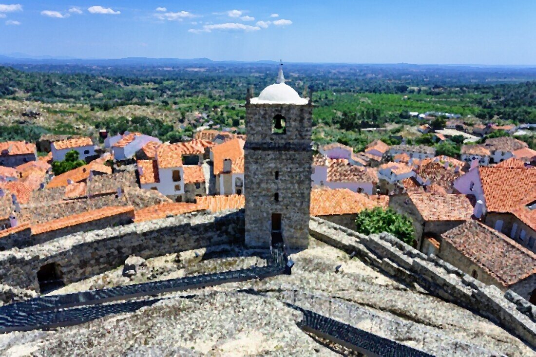Burgglocke und Uhrturm, Castelo Novo, historisches Dorf rund um Serra da Estrela, Bezirk Castelo Branco, Beira, Portugal, Europa